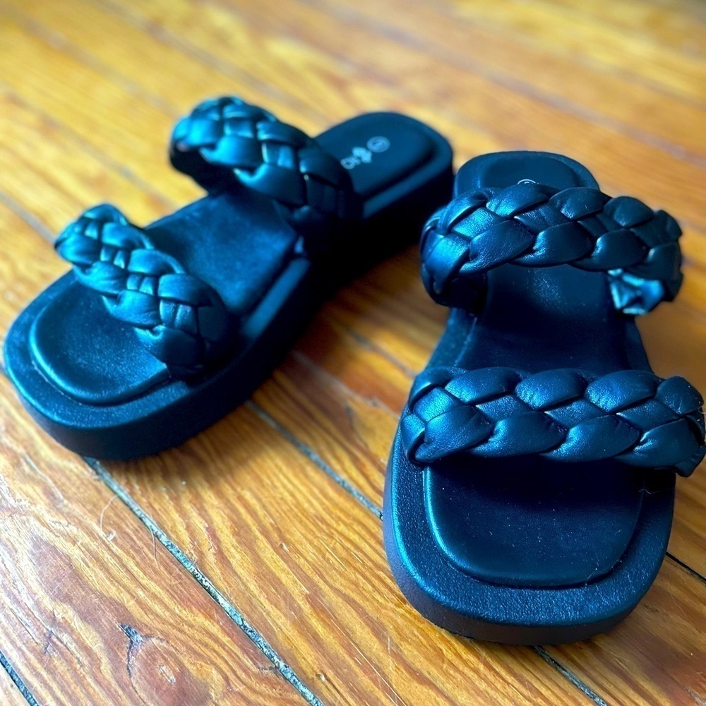 Rocawear, ladies 9, black braided sandal, small platform summer beach vacation